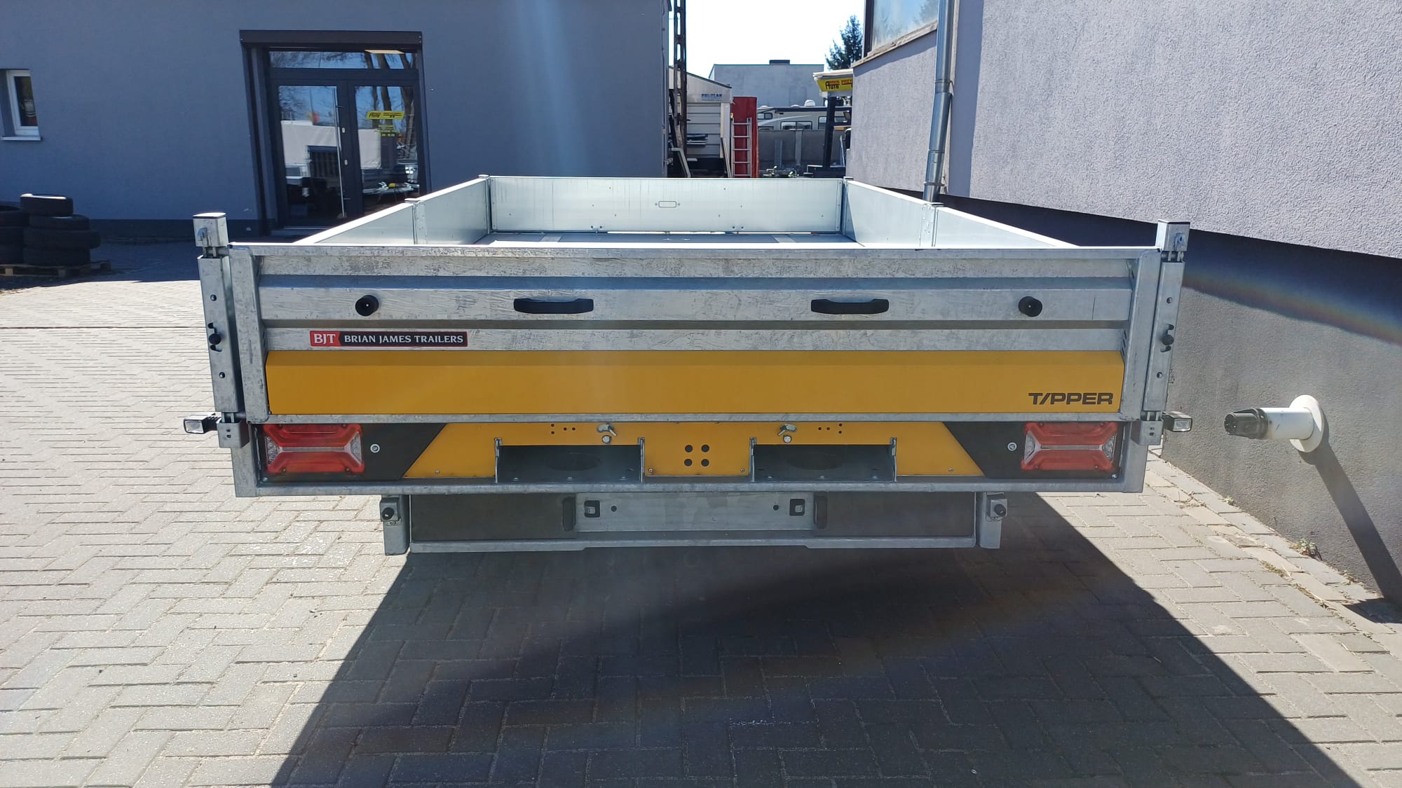 Przyczepa wywrotka Brian James Trailers Tipper-3,6 x 2,0 m, DMC 3500 – najniższa cena z ostatnich 30 dni.