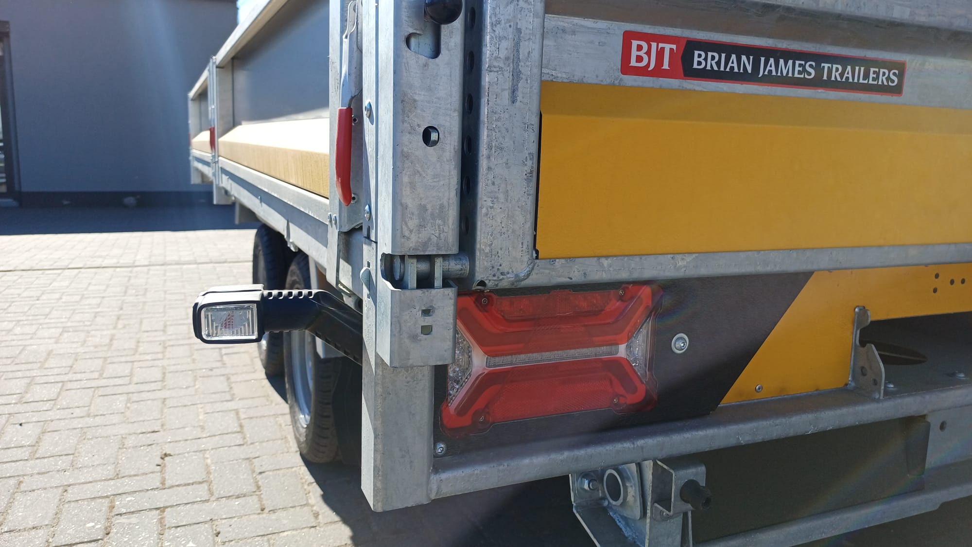 Przyczepa wywrotka Brian James Trailers Tipper-3,6 x 2,0 m, DMC 3500 – najniższa cena z ostatnich 30 dni.