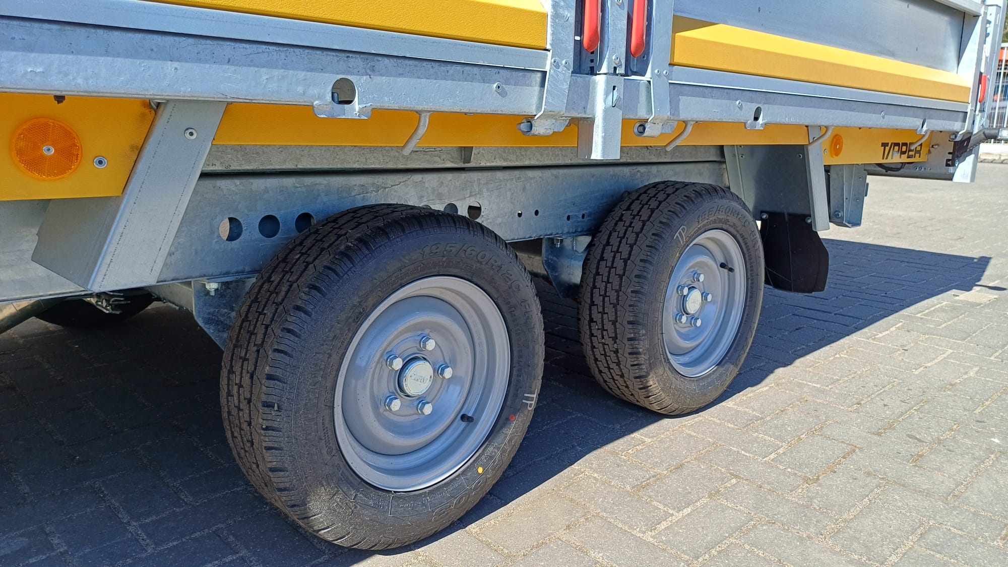 Przyczepa wywrotka Brian James Trailers Tipper-3,6 x 2,0 m, DMC 3500 – najniższa cena z ostatnich 30 dni.