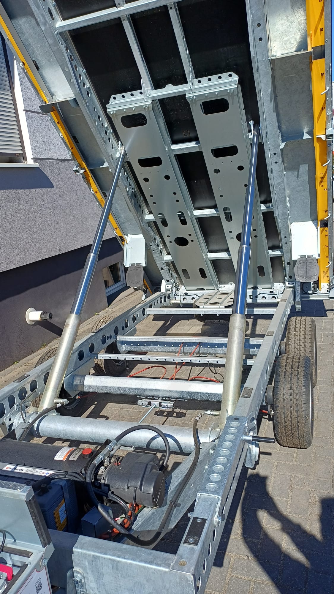 Przyczepa wywrotka Brian James Trailers Tipper-3,6 x 2,0 m, DMC 3500 – najniższa cena z ostatnich 30 dni.