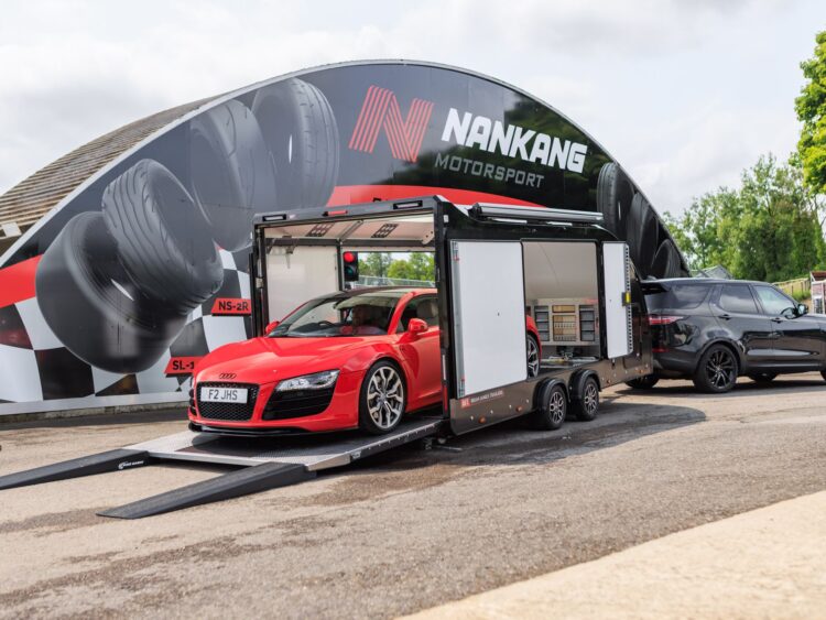Przyczepa laweta RACE SPORT – Brian James Trailers – od 5 do 5,5 m, kolor – biały lub czarny, DMC od 3000 do 3500 KG (Kopia)
