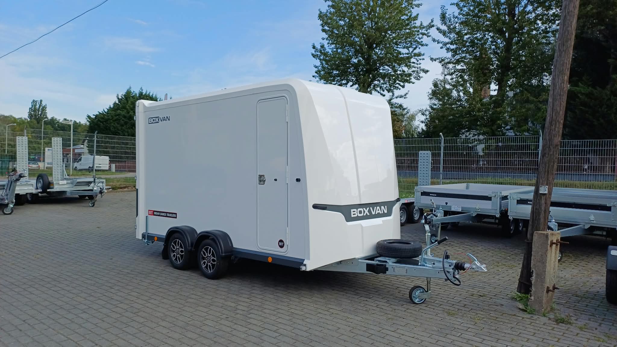 Przyczepa BOX VAN marki Brian James Trailers, DMC 2700kg, 350 x 180 cm