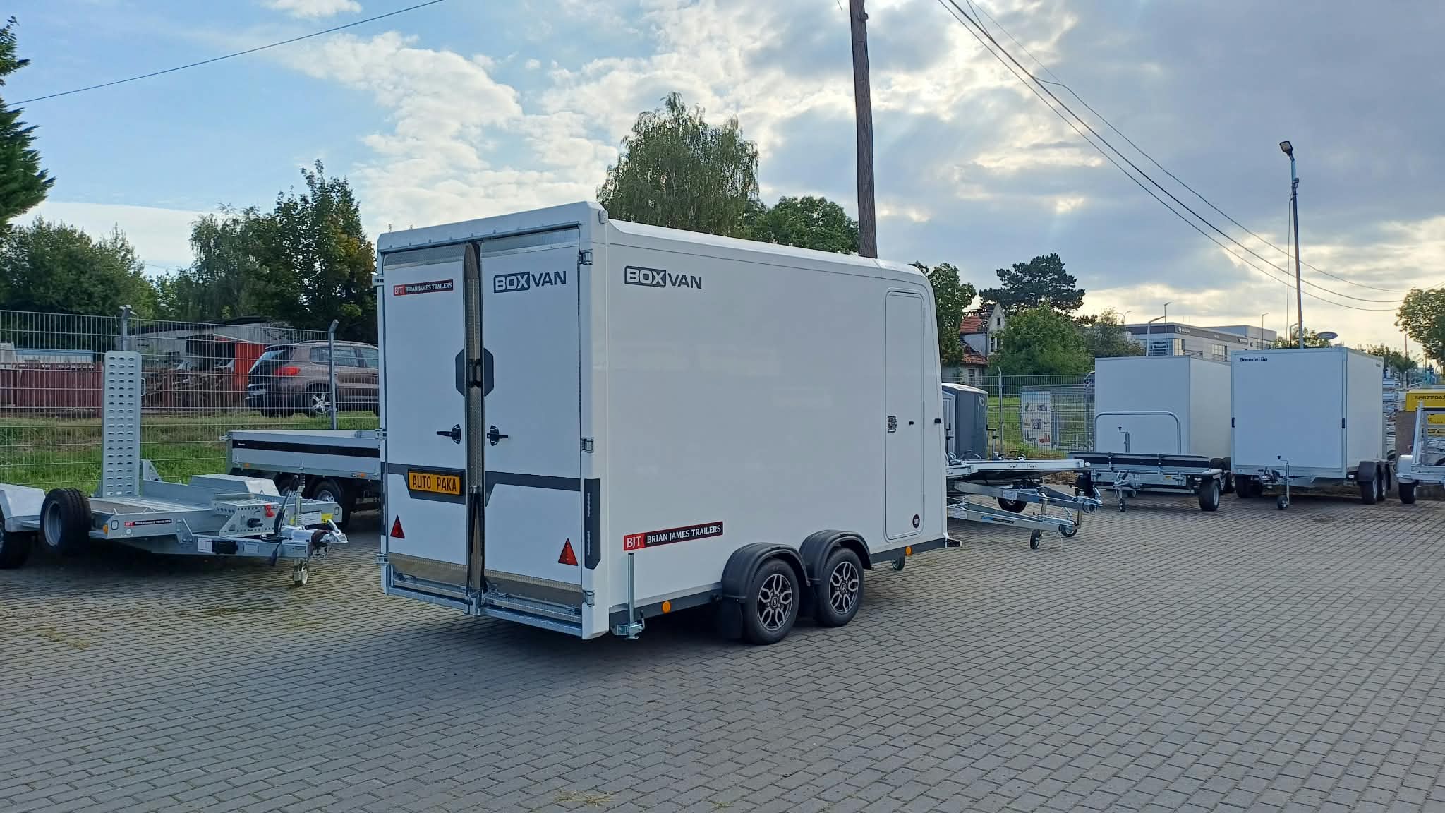 Przyczepa BOX VAN marki Brian James Trailers, DMC 2700kg, 350 x 180 cm
