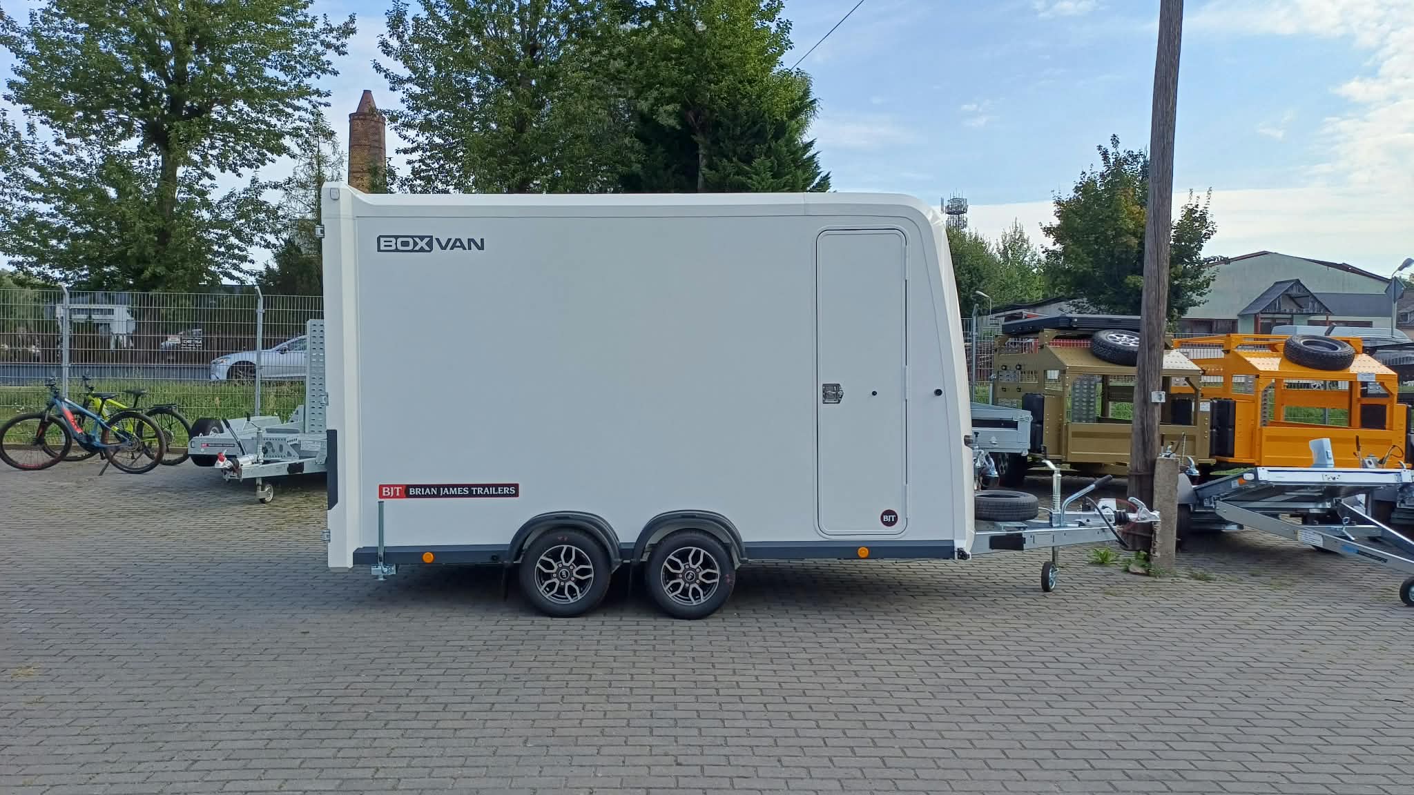Przyczepa BOX VAN marki Brian James Trailers, DMC 2700kg, 350 x 180 cm