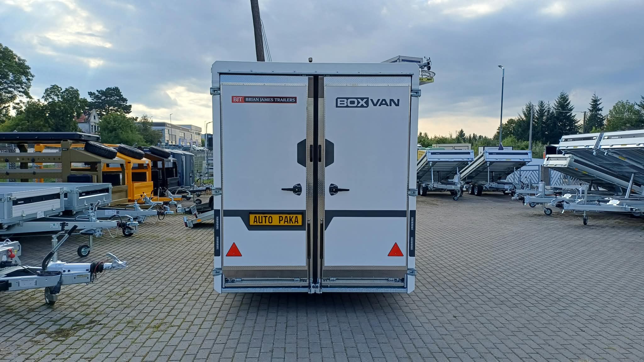 Przyczepa BOX VAN marki Brian James Trailers, DMC 2700kg, 350 x 180 cm