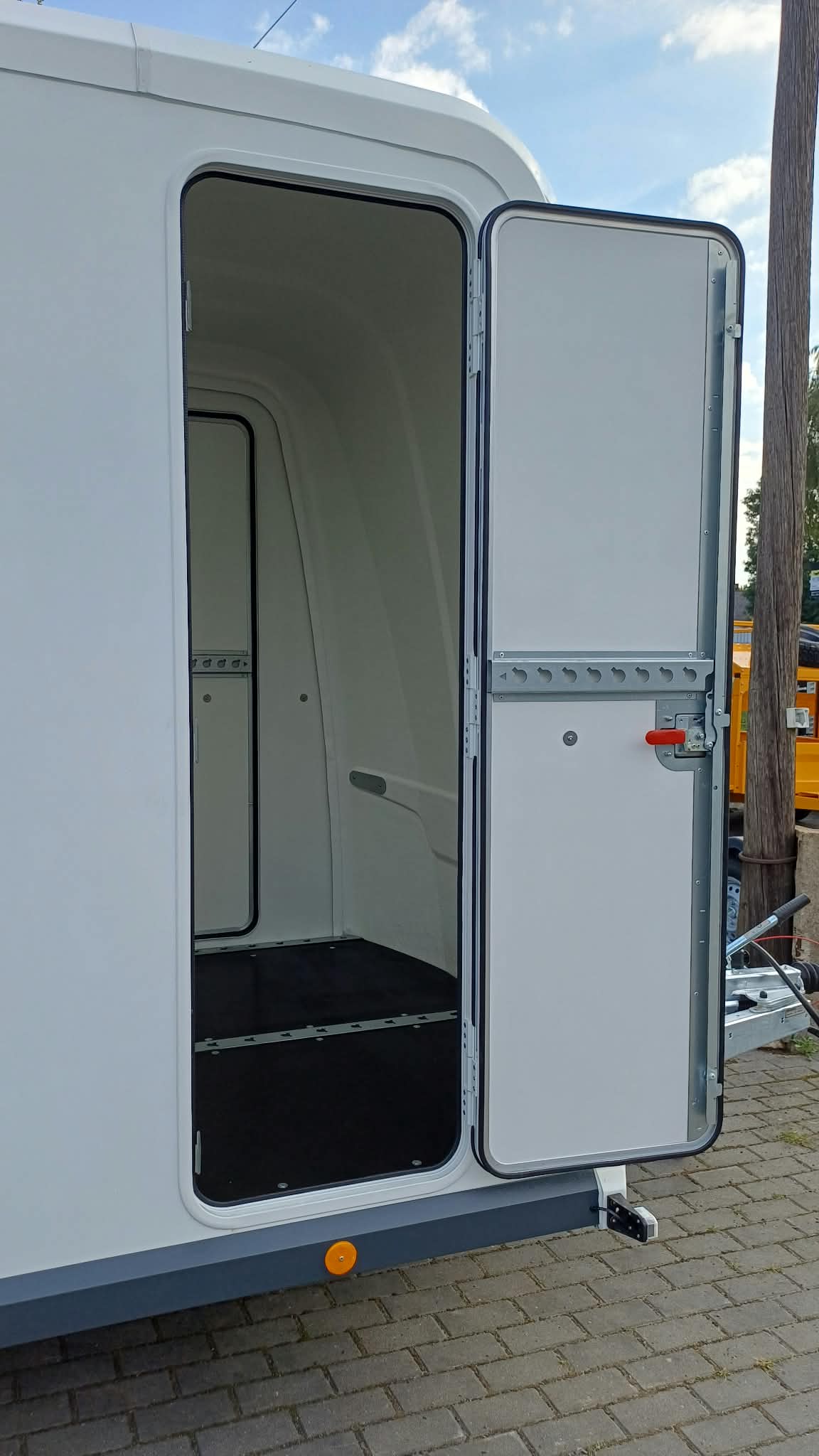 Przyczepa BOX VAN marki Brian James Trailers, DMC 2700kg, 350 x 180 cm
