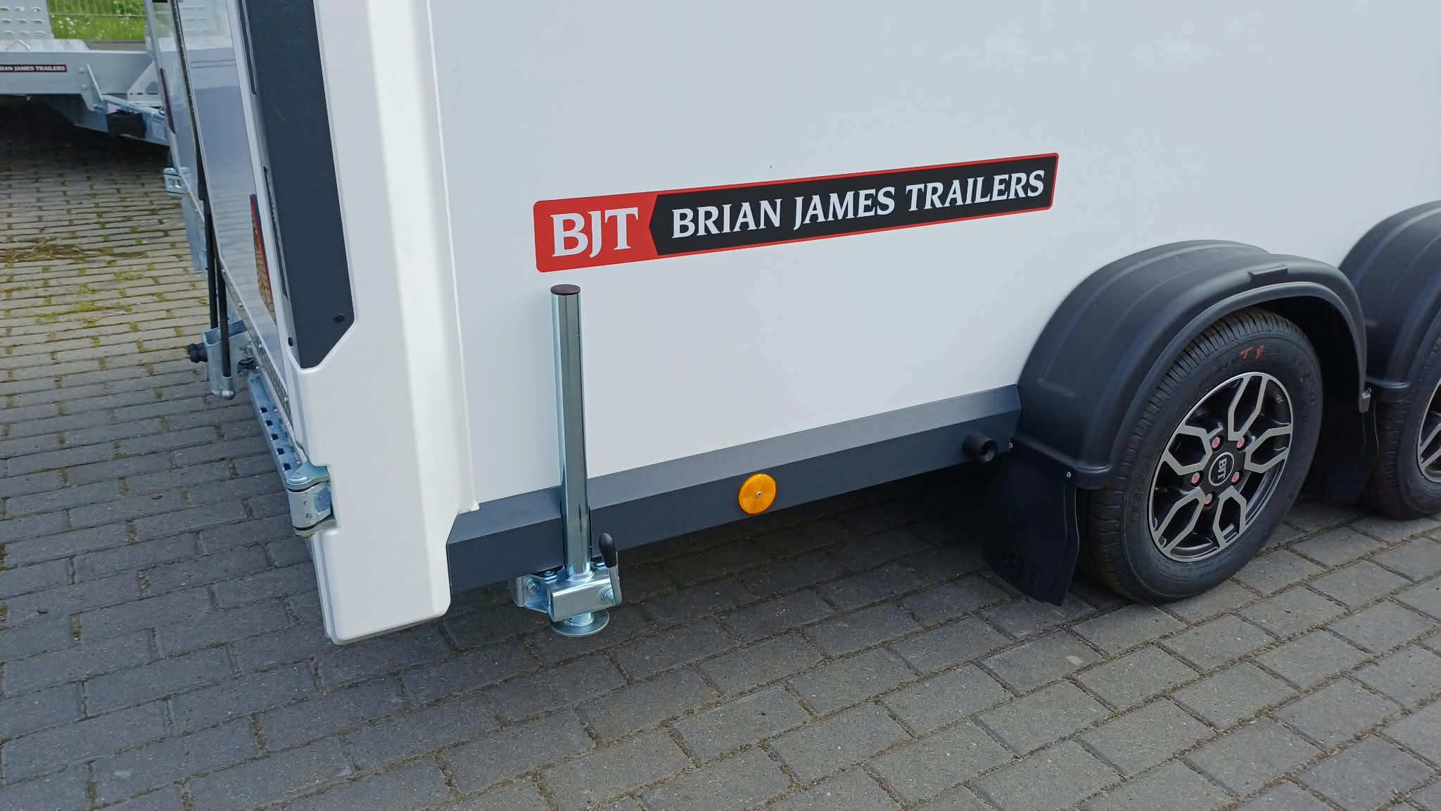 Przyczepa BOX VAN marki Brian James Trailers, DMC 2700kg, 350 x 180 cm