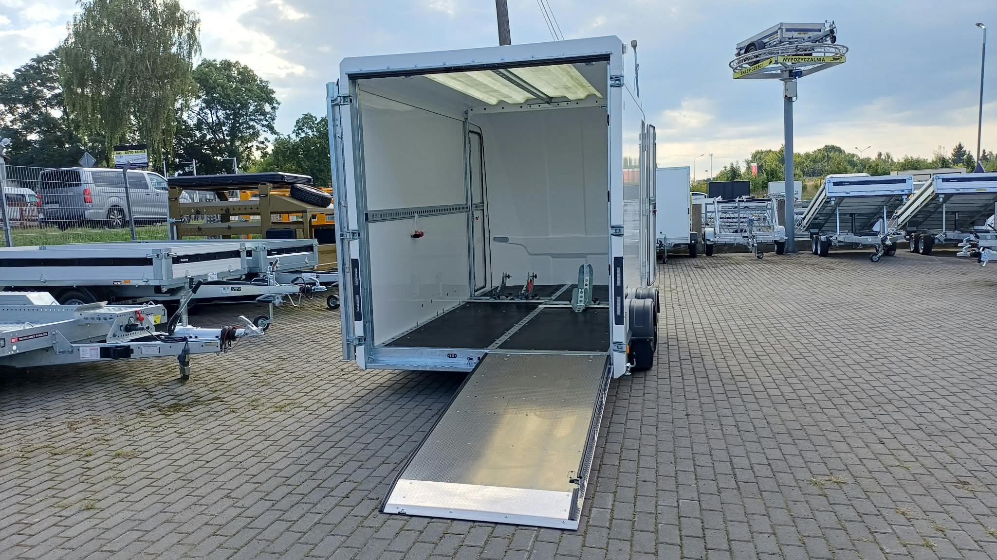 Przyczepa BOX VAN marki Brian James Trailers, DMC 2700kg, 350 x 180 cm