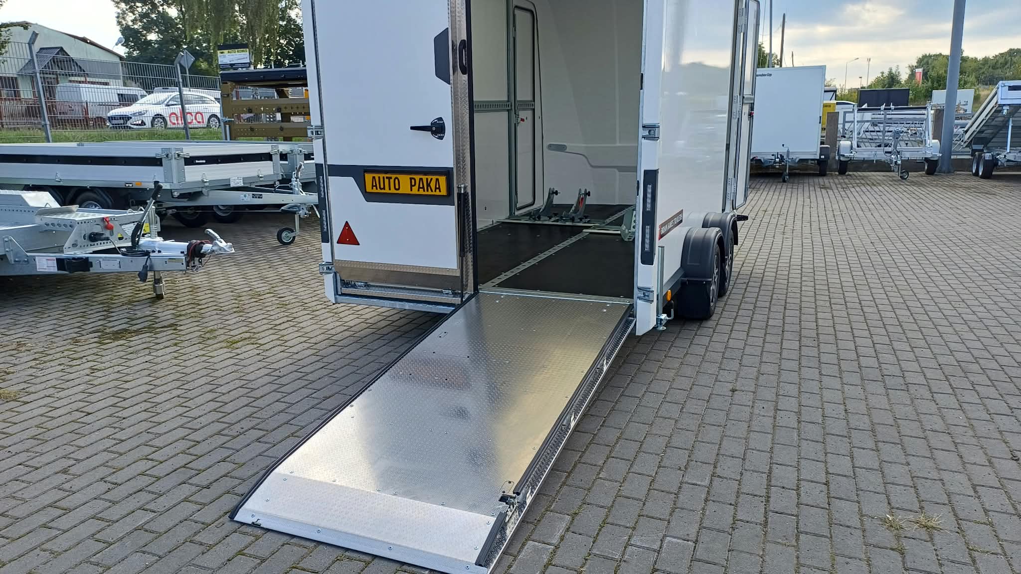 Przyczepa BOX VAN marki Brian James Trailers, DMC 2700kg, 350 x 180 cm
