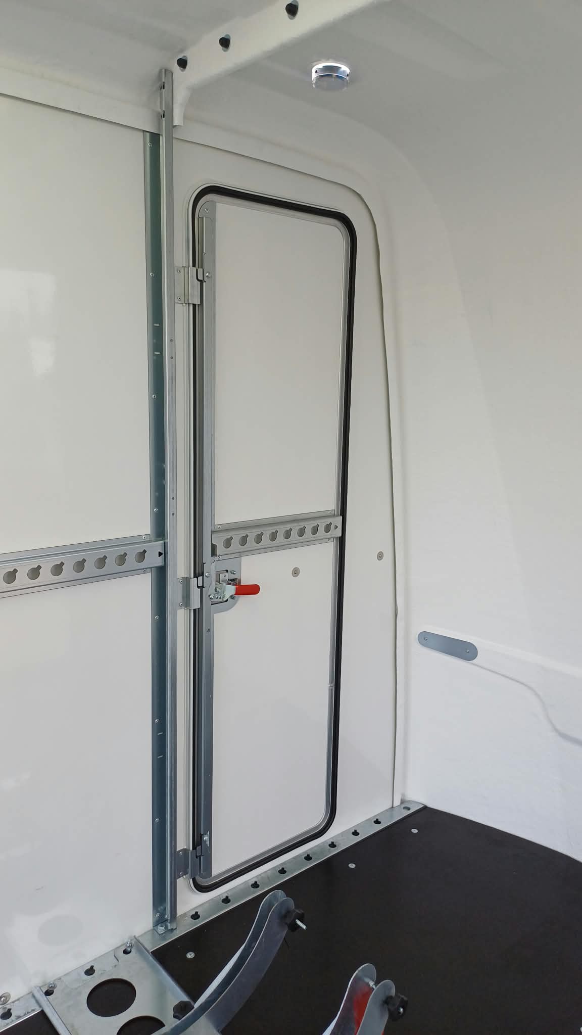Przyczepa BOX VAN marki Brian James Trailers, DMC 2700kg, 350 x 180 cm