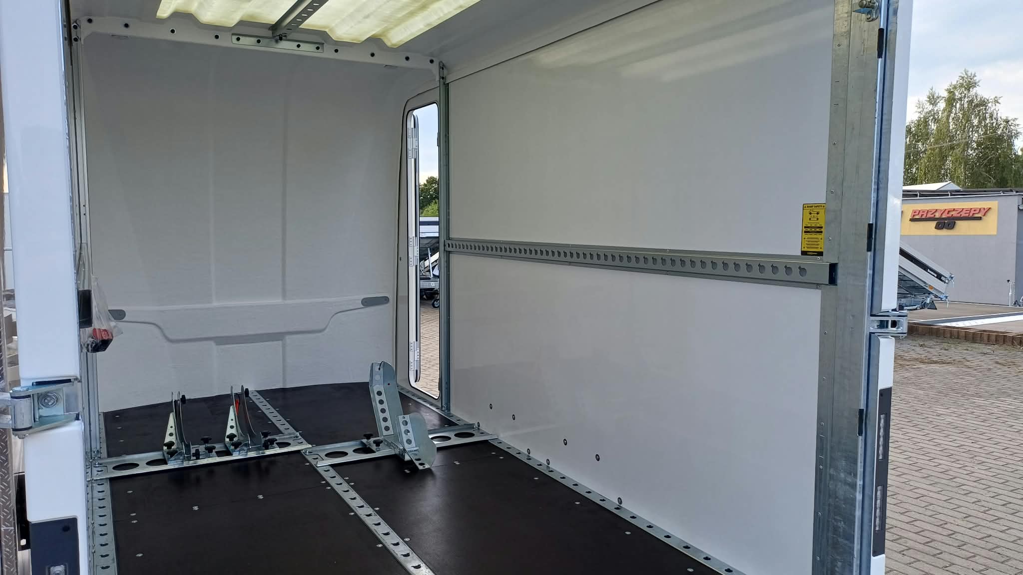 Przyczepa BOX VAN marki Brian James Trailers, DMC 2700kg, 350 x 180 cm