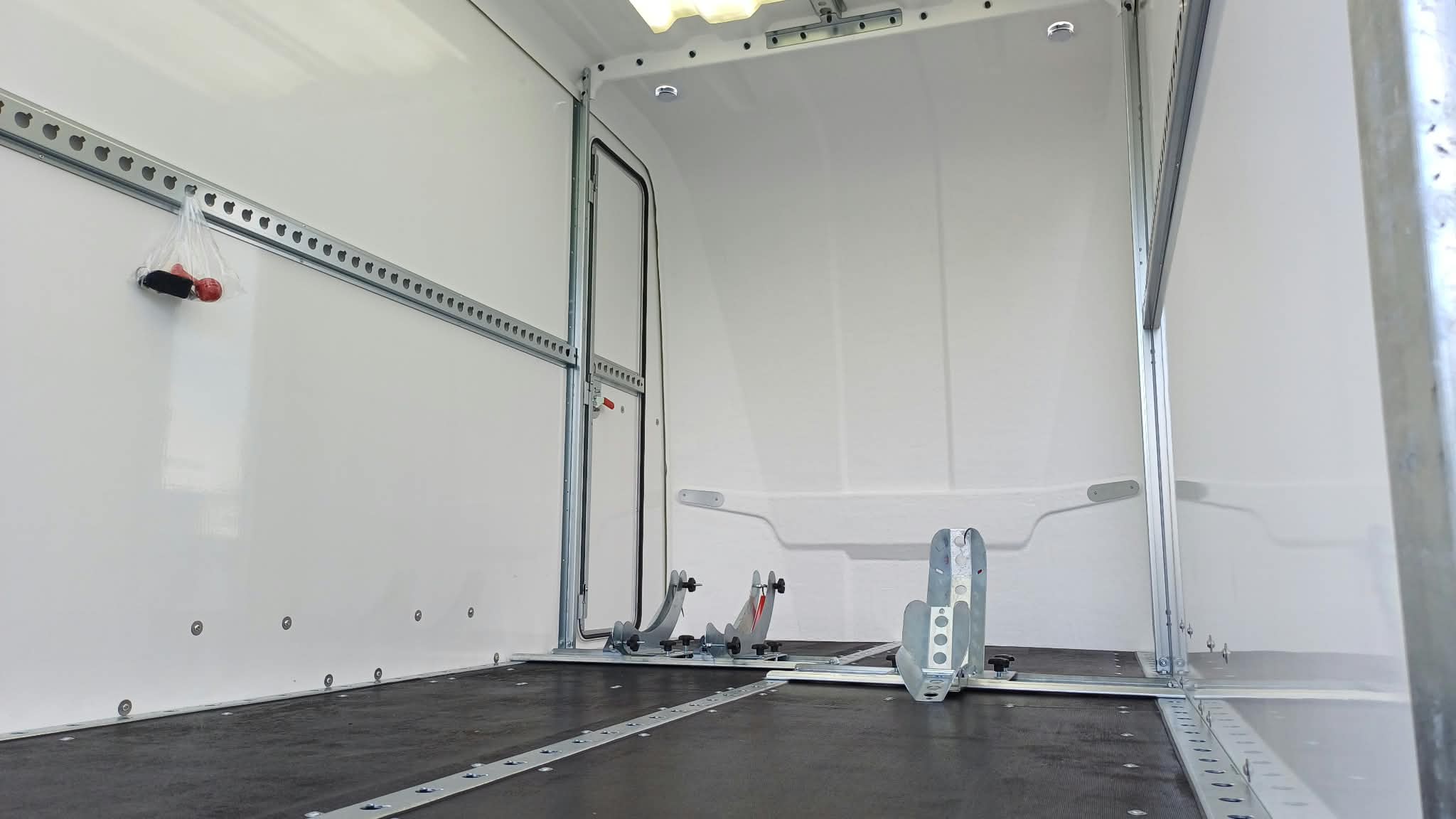 Przyczepa BOX VAN marki Brian James Trailers, DMC 2700kg, 350 x 180 cm