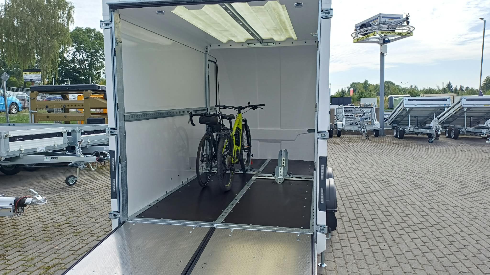 Przyczepa BOX VAN marki Brian James Trailers, DMC 2700kg, 350 x 180 cm