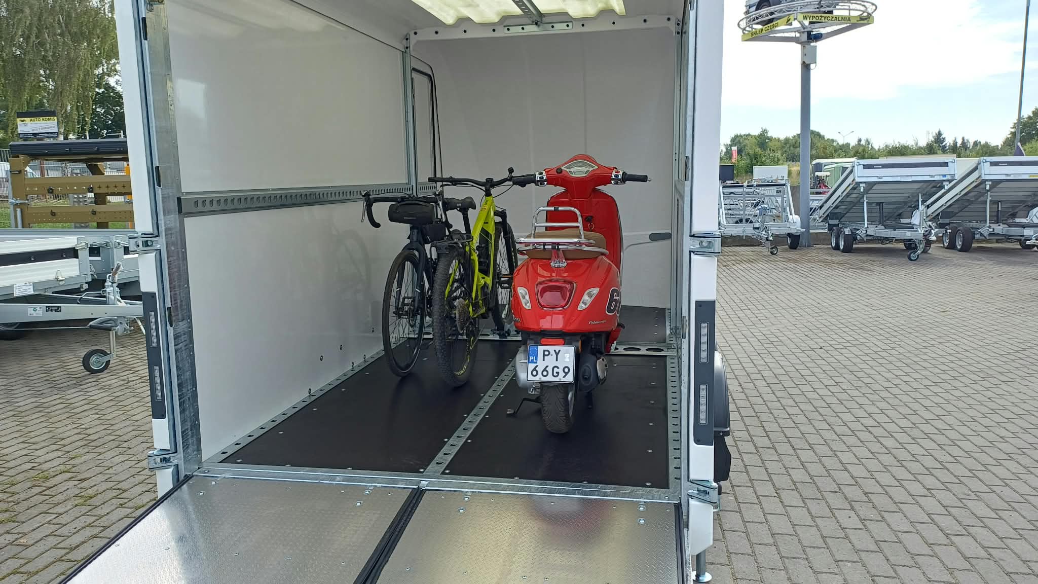 Przyczepa BOX VAN marki Brian James Trailers, DMC 2700kg, 350 x 180 cm