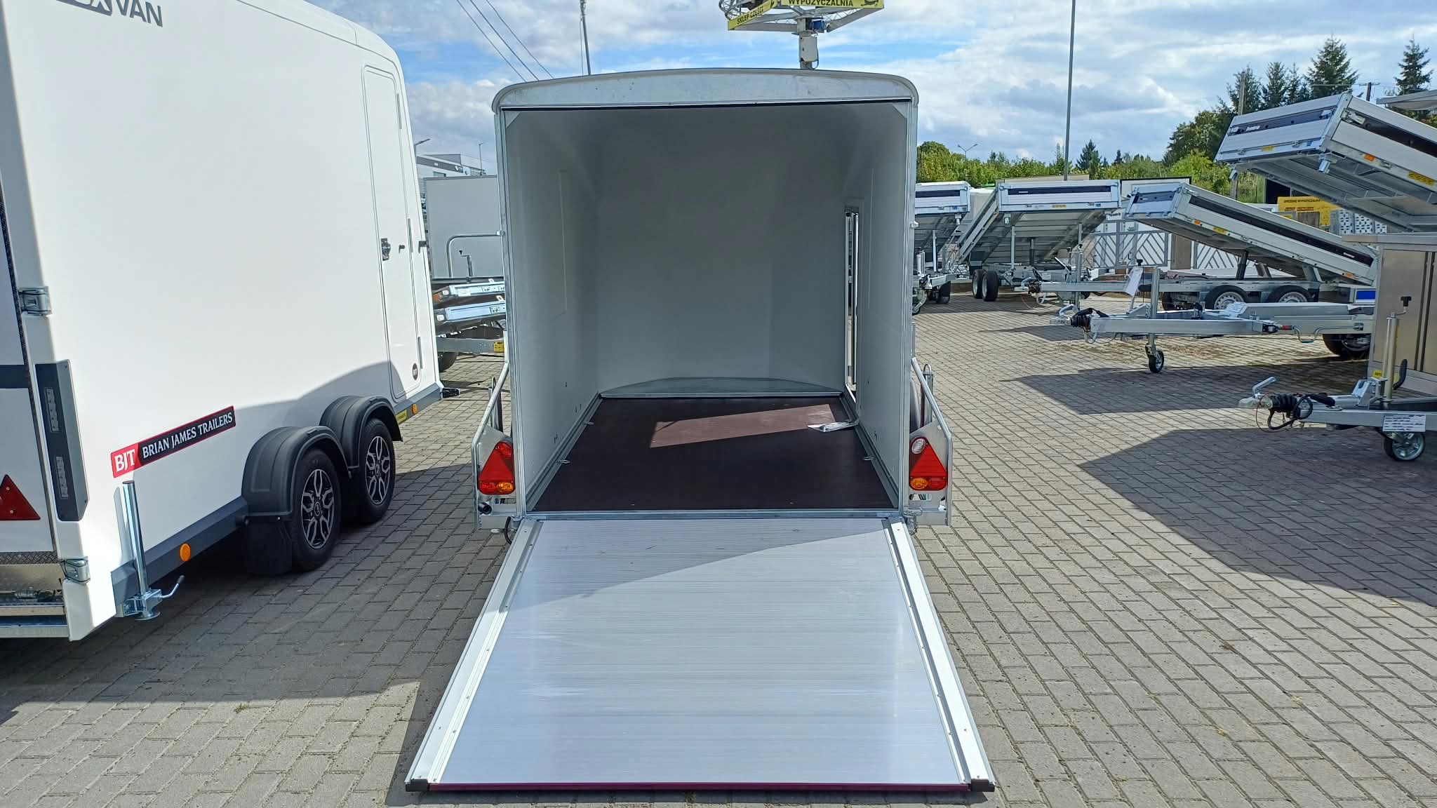 Przyczepa DEBON CARGO FURGON 1300, 300x150x170CM, DMC 750 -1300 KG czarna (Kopia)